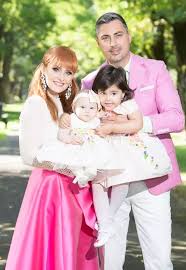 De curând, alexandru ciucu și alina sorescu au fost mai mult în „lumina reflectoarelor, după ce în presă au apărut mai multe zvonuri conform cărora cei dor ar divorța. Alina Sorescu Si Alexandru Ciucu Si Au Botezat FetiÅ£a Cea MicÄƒ Flash News Stiri Vedete Si Evenimente Viva Ro