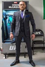 Он чемпион в легком и в прошлом в полулегком весе ufc, его считают королем бойцовских видов спорта, а живет он как принц и готовится к главному бою в карьере — 12 раундам на боксерском ринге с непобедимым. Kak Konor Makgregor Nosit Kostyumy Zhurnal Esquire Ru