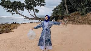 Pantai di pulau bintan ini masih sepi karena masih jarang para turis yang datang berkunjung ke sini. Outfit Ke Pantai Untuk Wanita Berhijab Agar Tidak Salah Kostum