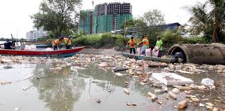 Jangan buang sampah sembarangan!pastinya agan dari kecil udah ga asing lagi sama nasihat itu. Padah Buang Sampah Sila Tanggung Kos Bersih Sungai