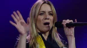 Hurt, Véronic Dicaire (cover Aguilera) @ Céline Dion, Accorhotels Arena,  Paris