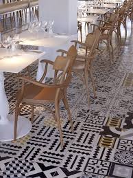 Black And White Restaurant Floor Tiles Pin Ot Polzovatelya Squarefrank Na Doske Cafes Cementnye Plitki Dizajn Kafe Plitka