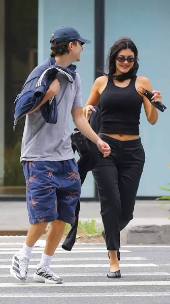 Kylie & Timmy in the city! 🌆🚲 Timothée Chalamet & Kylie Jenner rode Citi Bikes as they enjoyed a day in NYC on Wednesday, one day ahead of the Knicks' championship parade. (