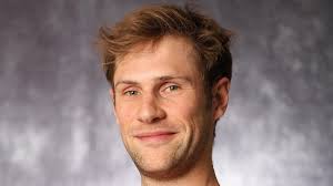 Feuer an Max-Brauer-Allee in Hamburg: Polizist tritt Tür ein und rettet  Katze