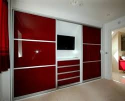 Fernseher Im Schlafzimmer Tv An Die Wand Hangen Design Luxus Parkettboden Unterhaltungszentr Luxusschlafzimmer Schlafzimmer Ideen Minimalistisch Schrank Design