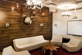 oser poser du plancher en bois sur les murs mur en bois decor chambre a coucher decoration salon bois