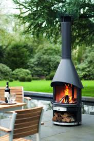 Gartenkamin Im Meisterhaft Von Hand Gefertigten Gartenkamin Aus Schwarz Lackiertem Edelstahl Lodern D Feuerstelle Garten Raum Im Freien Feuerstellen Im Freien