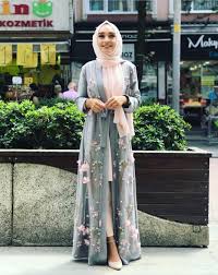 Setelah diakuinya batik sebagai warisan budaya dunia dari indonesia, batik tidak lagi semata tutorial cara hijab cantik segiempat dan hijab pashmina dapat dilihat pada majalah fashion atau website yang membahas tentang fashion. 30 Latest Eid Hijab Styles With Eid Dresses 2021 Eid Fashion Mode Abaya Inspirasi Fashion Hijab Gaya Hijab Kasual