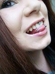 Das Fantastische Schlangen Augen Piercing Design Das Zungenpiercing Ist Die Beliebteste Art V Snake Eyes Piercing Eye Piercing Snake Eyes Tongue Piercing