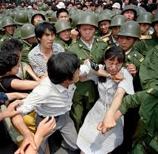 Hundreds of students begin a hunger strike on tiananmen square. Tiananmen Massaker In China Soldaten Schiessen Auf Alles Welt