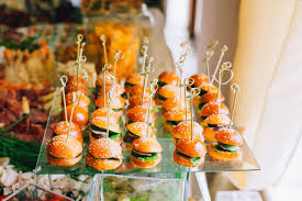 Bocadillos y canapes para bodas. Aperitivos Que Son Tendencia En Las Bodas 2019