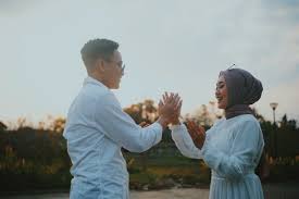 Rasanya ini biasa kita dengar, kita jatuh cinta kerana pandang pertama. 3 Sebab Kita Jatuh Cinta Kepada Seseorang