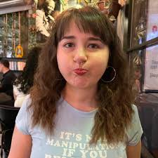 canım benguelam!! bugün 26 yaşına girdin. hayatımdaki yerini anlatmaya  kelimeler yetmez gibi geliyor, ki karşılıklı bir anlaşma gibi sanki artık  anlatmamıza gerek dahi yok gibi hissediyorum. bu dünyaya iyi ki gelmişsin,  iyi