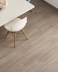 Wie sie die bodenfläche maximieren können, ebendiese elemente im badezimmer neben den grundlegenden dingen (waschbecken, wc, dusche). Fliesen Fliesenausstellung Lange Typky Badeinrichtungen