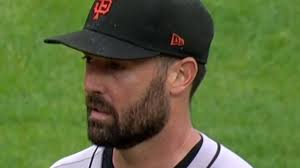 Giants' Ray gets unwanted help from Reds fans with pitch clock