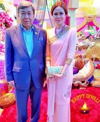 Sultan selangor, sultan sharafuddin idris shah berkenan mengurniakan darjah kebesaran seri paduka mahkota selangor (spms) yang membawa gelaran datuk paduka seri kepada isteri baginda, norashikin abd rahman. 4 Orang Bekas Pembaca Berita Cun Melecun Ini Merupakan Isteri Kenamaan Ada Yang Bergelar Puan Sri Viral Purba