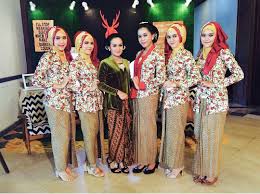 2,674 likes · 4 talking about this. 18 Inspirasi Kebaya Seragam Buat Dipakai Bareng Teman Agar Makin Kompak Dan Sayang Kan