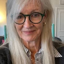 Meet Toni Collins, aka Ginger Toni. 👋 She's not a 'concerned local mum'.  She's a longtime Tommy Robinson organiser, and a key player in his media  outfit, Urban Scoop.