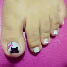 Estas uñas de los pies decoradas con esmalte marrón oscuro y las flores en blanco es fácil de hacer, ya que sólo tenéis que hacer puntos blancos y verdes. Toe Nail Designs Unas Manos Y Pies Disenos De Unas Pies Manicura De Unas