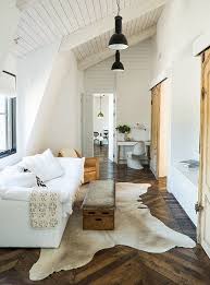 How To Create Warm Minimalist Spaces Minimalist Apartment Decor Small Living Rooms Livingroom Layout