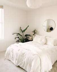Minimalist Bedroom All White With Plants And Gold Accents 2019 Minimalist Bedroom All White With Plan Minimalist Room Bedroom Inspirations Bedroom Interior