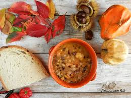 I ceci sono i semi di una pianta erbacea che riesce a crescere anche in terreni secchi e aridi grazie con i ceci si prepara un piatto tipico orientale come l'hummus, una crema di legumi e salsa tahin a. Zuppa D Autunno Con Farro Ceci Castagne Zucca E Grue Di Cacao