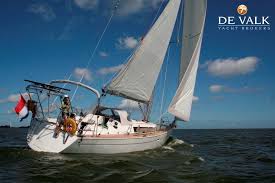 Wij mogen dit schip aanbieden van de tweede eigenaar die er minstens zo veel liefde in steekt als de eerste eigenaar heeft gedaan. Wauquiez Centurion 40s Sailing Yacht For Sale De Valk Yacht Broker