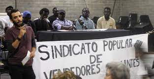 Los manteros de Barcelona crean un sindicato para combatir el racismo y la  persecución que sufren | Público