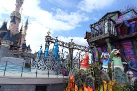 Profiter De La Saison D Halloween A Disney Suivez Le Guide Disneyland Disney Halloween Disneyland Paris