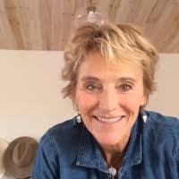 Julianne Metz's Instagram, Twitter & Facebook