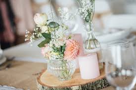 Tischkarten sind dekorativ, praktisch und geben ihrer hochzeitsfeier eine ganz besondere note. Beispiele Fur Blumen Auf Runden Tischen Fur Die Hochzeit