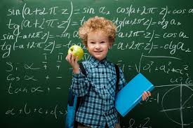 Vidam Gyerek Kezeben Alma Es Konyv Kozeleben Tabla Matematikai Kepletek Jogdijmentes Foto Es Stock Kep