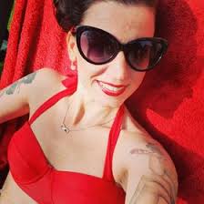 Danielle Oldfield (DanniLauraLoves)