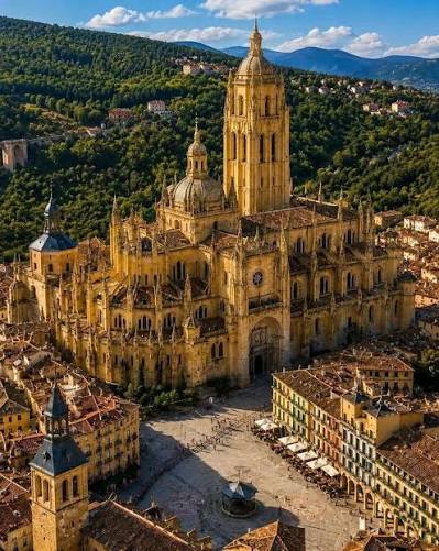 ⭕️ Katedrala u Segoviji (Catedral de Santa María de Segovia), smještena je na glavnom trgu (Plaza Mayor) u istorijskom centru Segovije u Španiji 🇪🇦 ​Zbog svoje elegancije i dominantnog položaja na najvišoj
