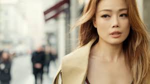 For @ellechina X @gucci 《⾮营业时间x容祖⼉》💚 . 出镜Starring：容祖儿@yungchoyee  监制Supervisor ：Helen He 编辑Editor