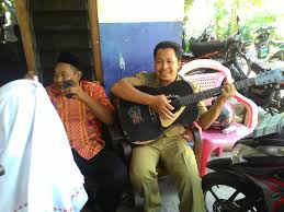 Memahami seni musik dengan jamalus (1988) adalah karya berbuah seni, dalam bentuk suara berbentuk lagu atau komposisi yang mengungkapkan pikiran dan perasaan menurut pendapat rina, definisi musik adalah salah satu cabang seni, pengungkapan dilakukan melalui suara atau suara. Seni Musik