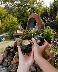 有个小妹妹拿着牌子和这个好像炸弹的供灯烛过来 我们盛情难却地就买了两个 之后我们就供奉在多杰雄登护法的佛像前 今天我们来存功德 赚乘以100 000倍的功德 好划算 绝对不能错过 我们赚到了啦 tsemrinpoche little sisters bombs candles