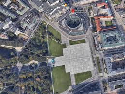 Do czasów współczesnych z pałacu przetrwała jedynie kolumnada z grobem. Odbudowa Palacu Saskiego Prezydent Zapowiedzial Specustawe