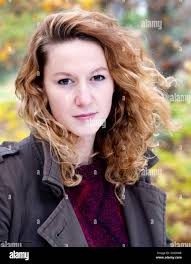 Studentin auf einem Campus zu brechen, in eine herbstliche Landschaft  Stockfotografie