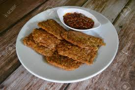 Satu lagi adalah pangsit tempe yang dipadukan dengan sambal kacang yang nikmat. Tempe Goreng Indonesian Traditional Food With Sambal Stock Photo Picture And Royalty Free Image Image 137061824