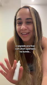 Shorts Leg Apertadinha E Rachado Usando