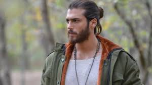 İleri düzeyde i̇talyanca ve i̇ngilizce bilmektedir. Can Yaman Dan Yeni Dizisi Can Borcu Na Dair Ilk Aciklama