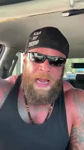 Shannon Hemenway's Instagram, Twitter & Facebook