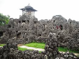 Hasil gambar untuk taman gua sunyaragi cirebon