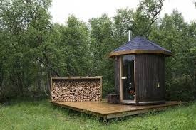 Ihr kompetenter partner beim sauna selber bauen✓ megasauna.de✓ günstiges sauna baumaterial, saunaholz, saunaöfen und komplette wenn sie sich also entschlossen haben, das werkzeug selbst in die hand zu nehmen und den traum von der erholungsoase im haus oder im garten realisieren. Sauna Bauen Zuerst Sollten Sie Etwas Uber Die Geschichte Wissen Saunahaus Garten Sauna Im Garten Diy Sauna