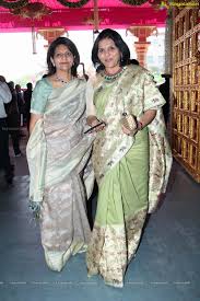 Pinky reddy wearing two colors kanchi pattu border pure silk saree in off white color. Photos Grand Wedding Of Keshav Reddy With Veena Reddy At Gmr Grounds Hyderabad Marriage Photos Wedding Photo