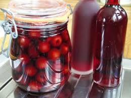 Ein Susser Und Fruchtiger Likor Aus Sauerkirschen Ist Einfach Zubereitet Und Ein Schones Andenken An Den Sommer Wenn Kirschlikor Sauerkirschen Rezepte Kirschen