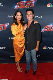 Britain's god talent judges simon cowell, alesha dixon, and david walliams gave him three votes of approval after his audition. Simon Cowell Steigt Zum Ersten Mal Zu Einer Krankenhausuntersuchung Aus Nachdem Er Sich Den Rucken Gebrochen Hat Nach Welt