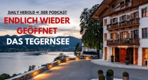 Die zahlreichen schweren lastkraftwagen, die jeden tag im zuge des baus des schlanken ganges zur allee nach neuers grundstück auf und ab fuhren, sind verschwunden. Um Das Haus Von Manuel Neuer Am Tegernsee Zu Kaufen Muss Man Munich Fm