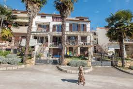 Questo appartamento si trova a circa 1.9 km da città vecchia. Due Appartamenti Con Vista Sul Mare Vicino Al Centro Di Rovigno Maris Nekretnine